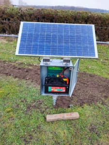 Weidezaungerät mit Solarmodul und Akku in Elektrobox