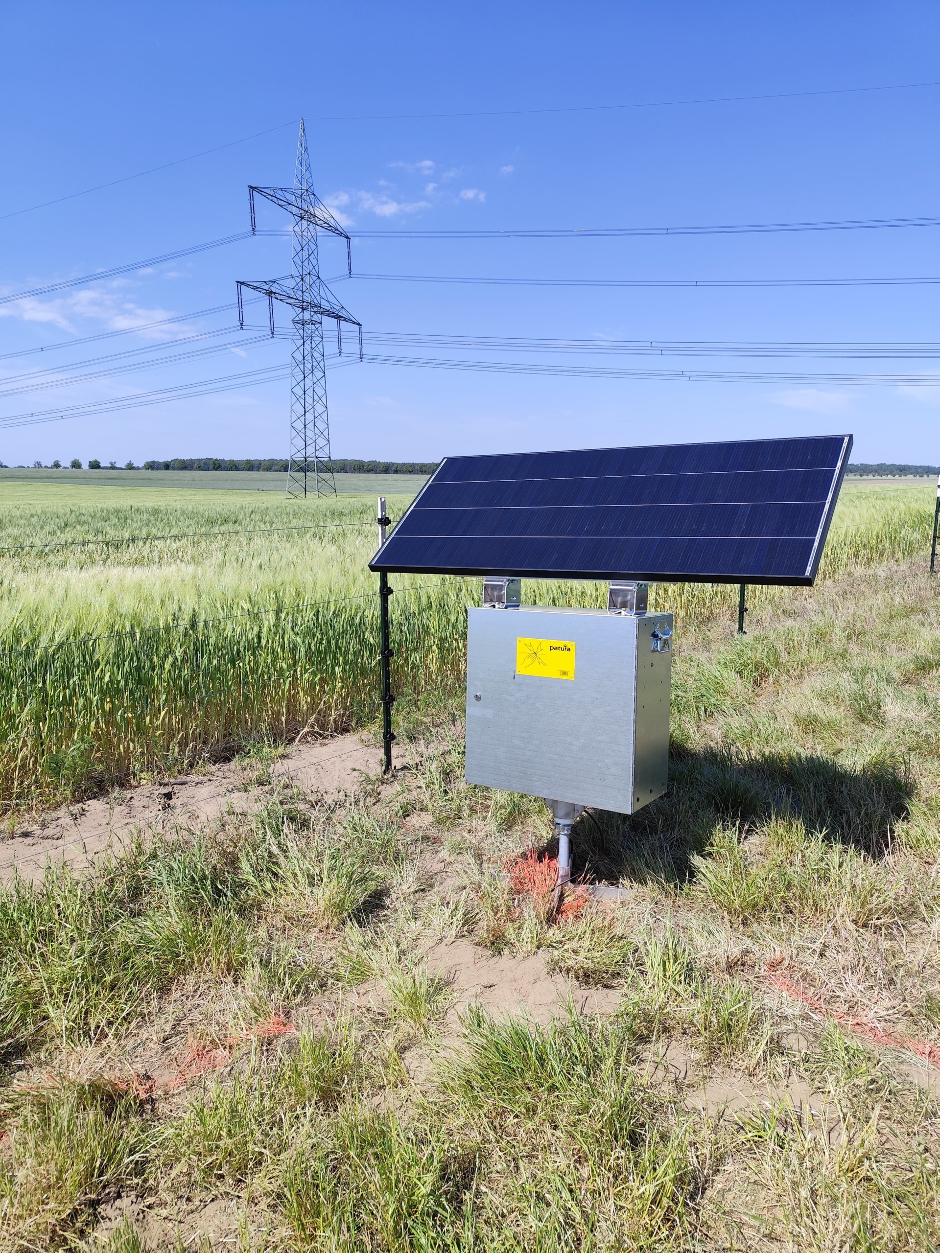Weidezaungerät mit Solar in Sicherheitsboxa